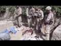 Żołnierze Marines sikają na Talibów