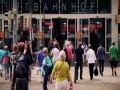 Trzech niemieckich studentów robi niespodziankę bezdomnemu