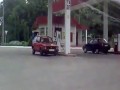 Kobieta próbuje zatankować