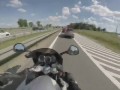Pomimo, że widziała motocyklistę i tak zajechała mu drogę