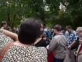 Rosyjski milicjant uderza kobietę pałką w głowę