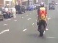 Mini spódniczka na wietrze