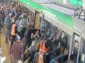 Pasażerowie podnieśli pociąg, aby uwolnić człowieka