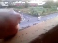 Ręka, która połyka w całości samochody