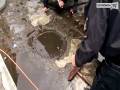 Wyciąganie koteczka spod kontenera 