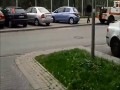 Stołeczna Straż Miejska odholowuje samochód. Potem przesuwa się znak ...