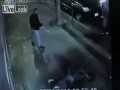 Murzyn kopnął białą kobietę w twarz