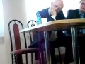 Janusz Korwin Mikke śpi na stole w Garwolinie