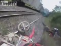 Jazda crossem po torach to nigdy nie jest dobry pomysł