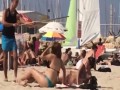 Straszenie pająkiem dziewczyn na plaży