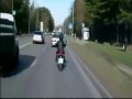 Kobieta sprawdza makijaż jadąc motocyklem