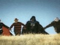 Dracula freddy kruger lord vader i kuba rozpruwacz biegną razem po łące za rączki 