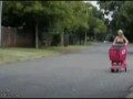 Blondyna jedzie na wyprzedarz do reala