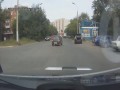 Kobieta próbuje zatrzymać samochód