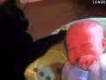 Kot uspokaja dziecko