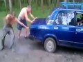 Pomocna dłoń pijanego kolegi