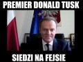 Tusk czyta komentarze na facebooku