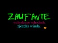 Zaufanie wchodzi po schodach zjezdza winda