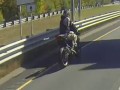 Tablica rejestracyjna motocykla w roli gilotyny
