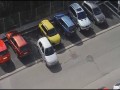Blondynka parkuje samochód