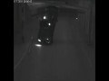 Samochód wyjeżdza z garażu