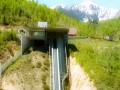 Szalony skok motocross-em ze skoczni narciarskiej