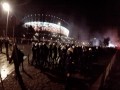 Marsz Niepodległości 2014 - POLICJANT rzuca butelką w tłum