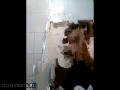 Dziewczyna je szampon itd
