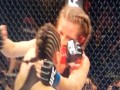 Zawodniczce UFC po otrzymaniu ciosu od przeciwniczki niemal odpada ucho