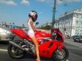Dziewczyna na motorze