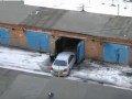 Kobieta parkuje auto...