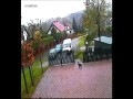 Bielsko-Biała. Kurier GLS uszkadza zaparkowany samochód i odjeżdża. 23.10.2014