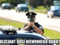 Policjant dusi niewinnego robota