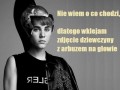 Dziewczyna z arbuzem na głowie