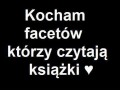 Faceci czytający książki 