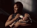 Daryl karmiący little asskicker twd