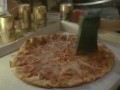 Jak mężczyzna kroi pizzę
