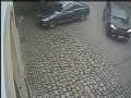 Drzewo runęło na dwa mercedesy z ludźmi w środku