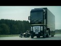 Ciężarówka przeskakuje bolid F1