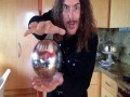 Weird Al prezentuje prezentuje magicznie unoszącą się kule