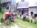 Zniszczył płot siekierą i ciągnikiem