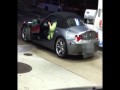 Gruba kobieta wychodzi z BMW