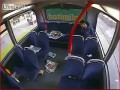 Ciapak bawi się zapałkami w autobusie