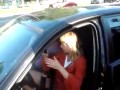 Głupia agresywna blondyna stawia się policji, dostaje za swoje