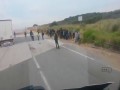 Nielegalni imigranci z Afryki wkradają się do ciężarówek. Wykorzystują europejską tolerancję