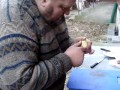 Kononowicz się zajada się cebulką