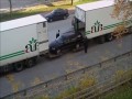 Kreatywne ładowanie samochodu do ciężarówki