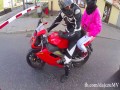 Agresywny kierowca Volvo atakuje motocyklistę