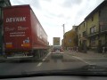 Szaleniec w TIRZE wyprzedza na przejściach