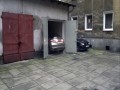 Kobieta wyjeżdżająca z garażu